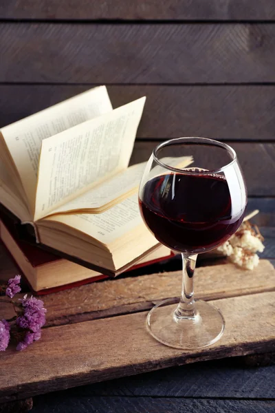 Schöne Komposition mit einem Glas Wein mit alten Büchern auf dem Tisch aus nächster Nähe — Stockfoto