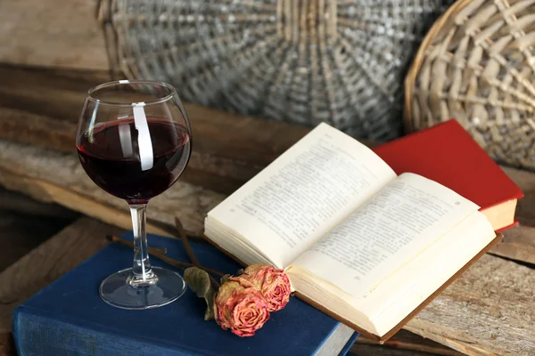 テーブルの上の古い本でワインのグラスと美しい構図をクローズ アップ — ストック写真