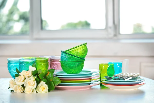 Platos limpios, vasos y cubiertos sobre mesa blanca — Foto de Stock