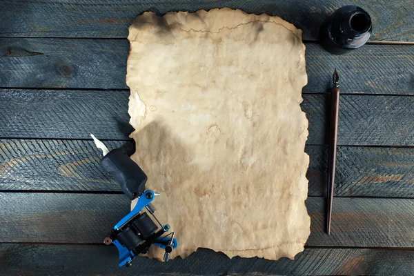 오래 된 종이와 테이블에 잉크의 병 문신 기계 가까이 — 스톡 사진