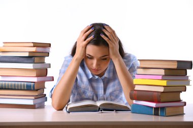 Kitapları beyaz olan genç bir kız.