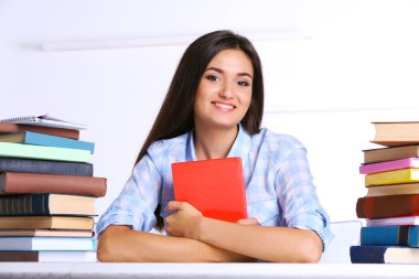 Genç kız odasında kitap okumak