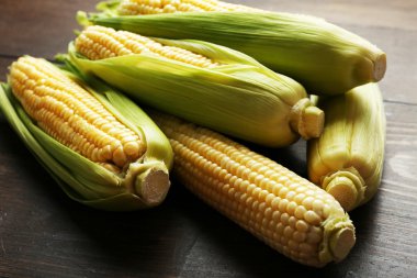 Tahta masadaki koçanlarda taze mısır, yakın plan.