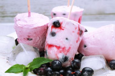 Beyaz plaka, portre siyah kuş üzümü ile tatlı dondurma