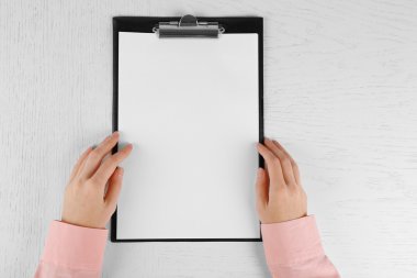 Beyaz masa üzerindeki belgeler ile ofiste çalışan eller