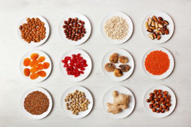 Ahşap zemin üzerinde farklı ürünler kümesi