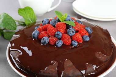 Yaz meyveleri, closeup ile lezzetli çikolatalı kek