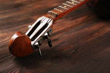 Ahşap arka plan üzerinde halk müzik aleti domra