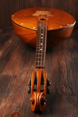 Ahşap arka plan üzerinde halk müzik aleti domra