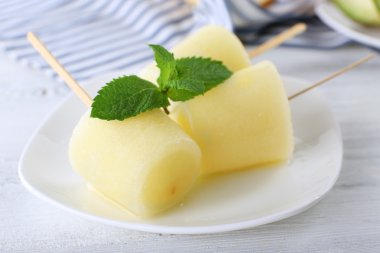 Kavun Buz lolly ahşap masa, closeup üzerinde