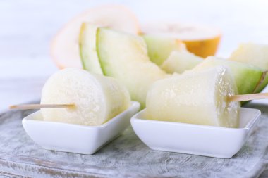 Kavun Buz lolly ahşap masa, closeup üzerinde