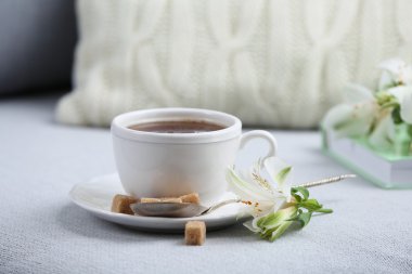 Kahve Lump & şeker ve çiçeklerle Divan