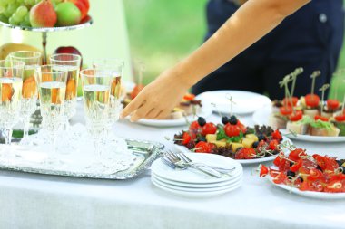 Konuklar şampanya için düğün töreni