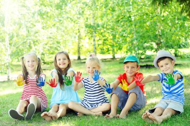 Parlak renkli avuç içi park ile mutlu etkin çocuk
