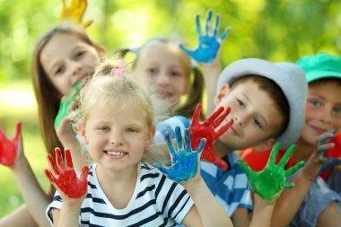 Parlak renkli avuç içi park ile mutlu etkin çocuk