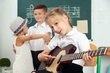 Sevimli öğrenci müzik dersi ilköğretim okulunda sınıfta olması