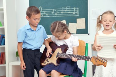 Sevimli öğrenci müzik dersi ilköğretim okulunda sınıfta olması