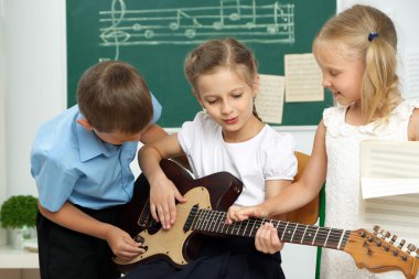 Sevimli öğrenci müzik dersi ilköğretim okulunda sınıfta olması