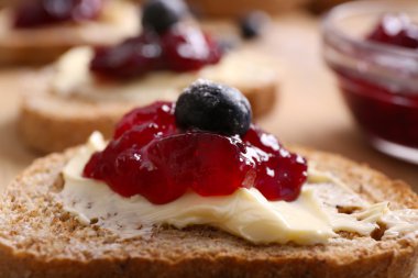 Taze ekmek tereyağı ve reçel tablo ile yakın çekim