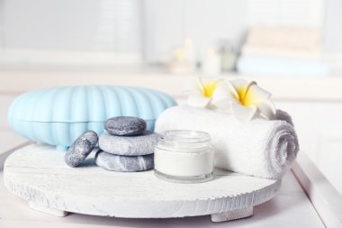 Spa taşlar ve spa uygulamaları ışık arka plan üzerinde