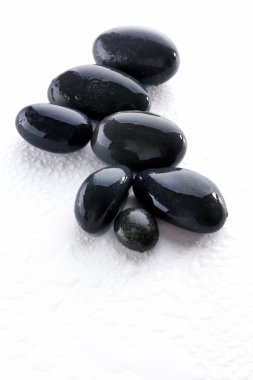 Islak spa izole üzerinde beyaz taşlar