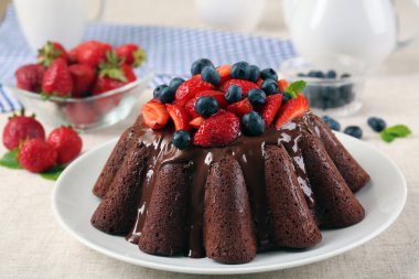 Lezzetli çikolatalı muffin sır ve çilek tablo ile yakın çekim