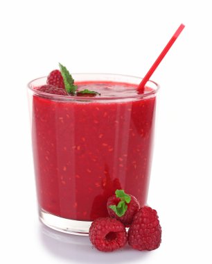 Bardak taze ahududu kokteyl ve üzerinde beyaz izole ahududu