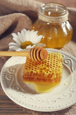 Kumaş zemin üzerine bal ürünleri