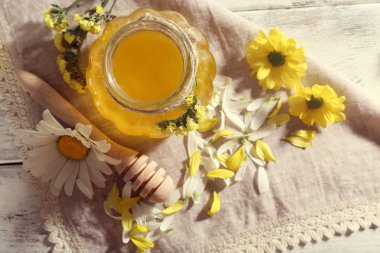 Bal ve çiçekler peçete üstte görüntülemek