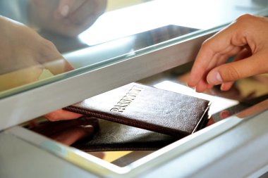 Ofis kutusuna pasaportu ile bileti kadın