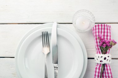 Yaz tablo ayarını renk ahşap arka plan üzerinde