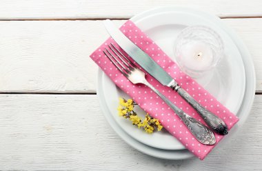 Yaz tablo ayarını renk ahşap arka plan üzerinde