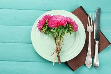 Yaz tablo ayarını renk ahşap arka plan üzerinde