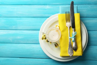 Yaz tablo ayarını renk ahşap arka plan üzerinde