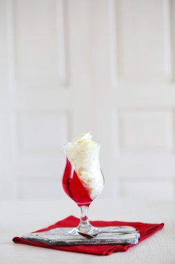 Lezzetli jöle tatlılar hafif arka plan üzerine krema ile