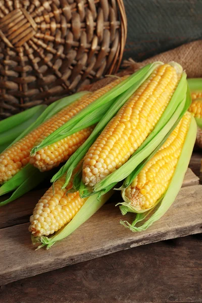 Fresh corn on cobs on wooden table, closeup — Stock Photo, Image