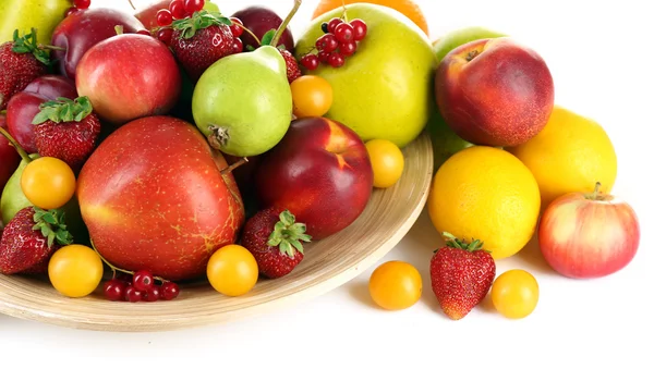 Hoop van vers fruit en bessen op plaat geïsoleerd op wit — Stockfoto