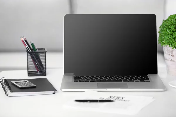 Local de trabalho moderno com laptop, close-up — Fotografia de Stock
