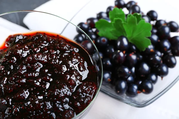 Confiture de groseilles savoureuse avec des baies sur la table close up — Photo