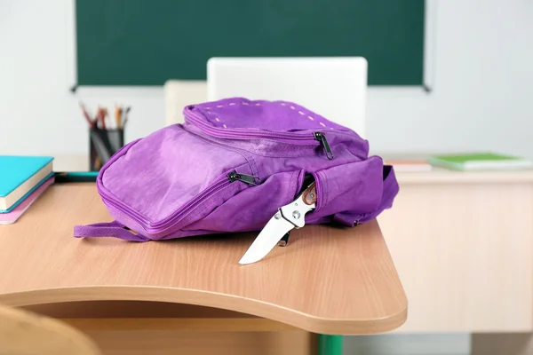 Rucksack mit Messer im Klassenzimmer, Nahaufnahme. Jugendkriminalität — Stockfoto