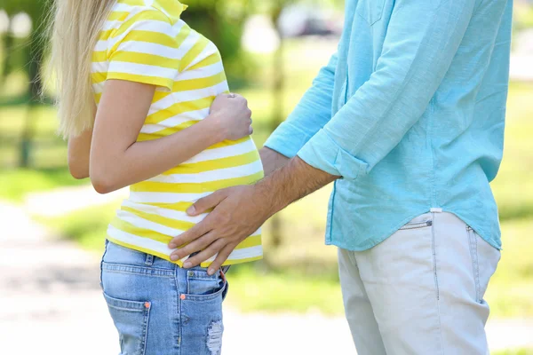 Giovane donna incinta con marito nel parco — Foto Stock