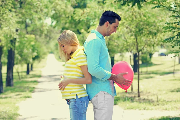 公園で夫と若い妊婦 — ストック写真