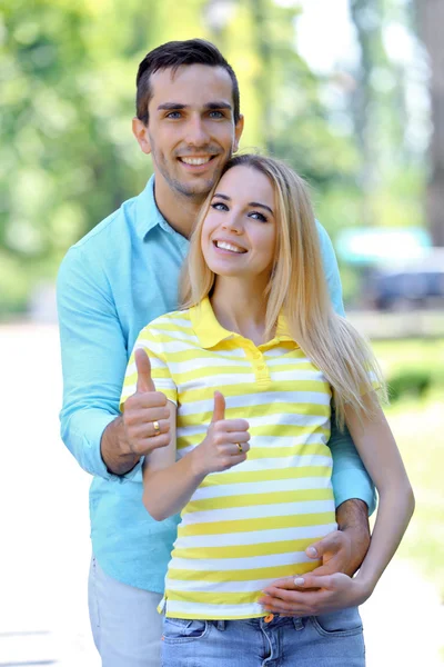 Jonge zwangere vrouw met man buiten — Stockfoto