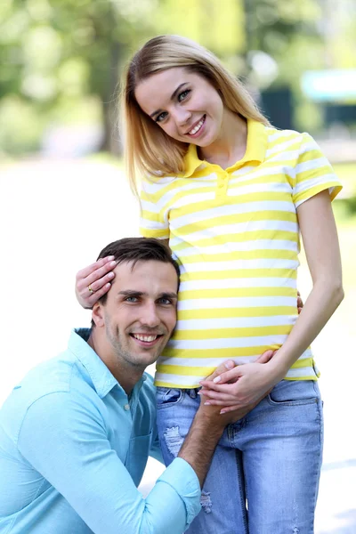 Jeune femme enceinte avec mari à l'extérieur — Photo