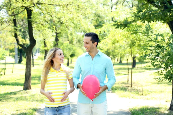 Jeune femme enceinte avec mari dans le parc — Photo