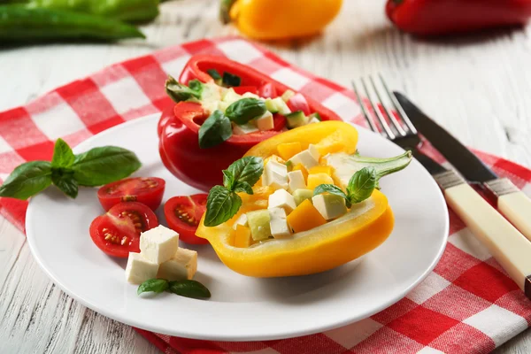 Fresh green salad in pepper on table close up — Stock Photo, Image