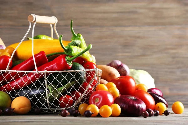 Högen av färsk frukt och grönsaker på bordet på nära håll — Stockfoto