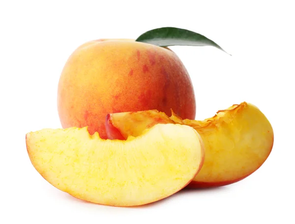 Frische Pfirsiche isoliert auf weiß — Stockfoto