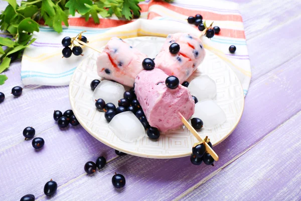 Sweet ice cream with black currants in white plate, closeup — Stock Photo, Image