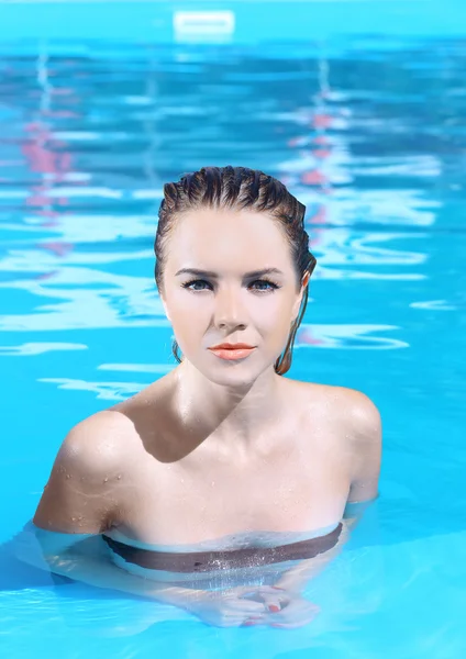 Mujer joven disfrutando en la piscina en verano —  Fotos de Stock